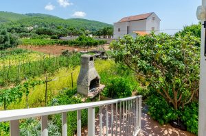 grbin-apartment-stairway-grill-07-2018-pic-02
