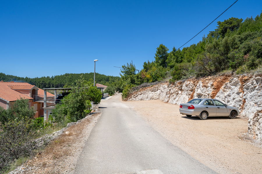 korcula-karbuni-apartments-linda-house-parking-05-2026-pic-01