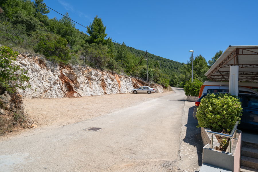 korcula-karbuni-apartments-linda-house-parking-05-2026-pic-03