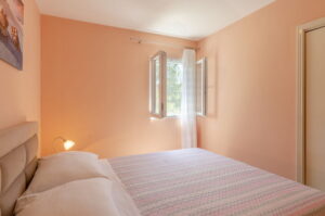 linda-apartment3-bedroom1-06-2022-pic-02