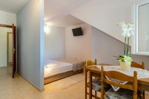 Alesa-Stan1-spavaća soba-kuhinja-06-2019-02