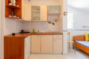 namoru-apartment-blue-wave-kitchen-sofa-07-2020-Bild-01