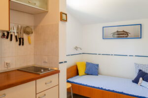 namoru-apartment-blue-wave-kitchen-sofa-07-2020-Bild-03