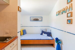 namoru-apartment-blue-wave-kitchen-sofa-07-2020-Bild-04