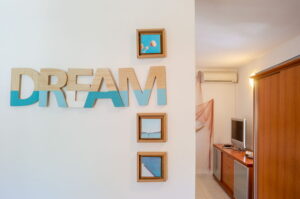 namoru-apartment-blue-wave-kitchen-sofa-detail-07-2020-Bild-03