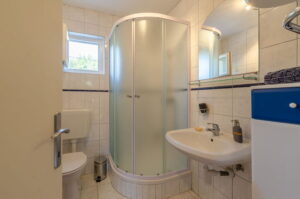 namoru-apartment-grün-oliven-Badezimmer-07-2020-Bild-01