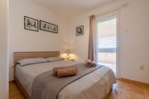 namoru-apartment-grün-oliven-schlafzimmer-07-2020-Bild-01