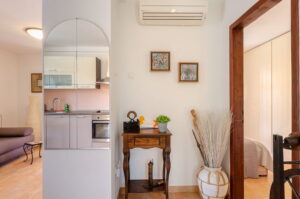 namoru-apartment-grün-olive-eingang-detail-07-2020-Bild-05