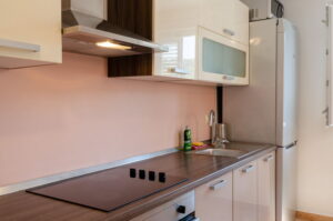 namoru-apartment-grün-oliven-küche-07-2020-Bild-02
