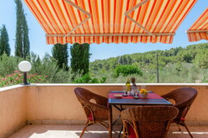 namoru-apartment-grün-oliven-terrasse-07-2020-Bild-01