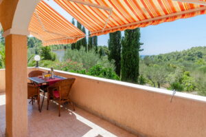 namoru-apartment-grün-oliven-terrasse-07-2020-Bild-07