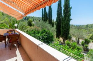 namoru-apartment-grün-oliven-terrasse-07-2020-Bild-08