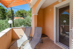 namoru-apartment-grün-oliven-terrasse-07-2020-PIC-16