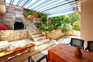 ranko-apartment-4-grill-backyard-05-2018-pic-01