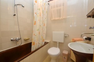 seme-apartment1-bathroom-01