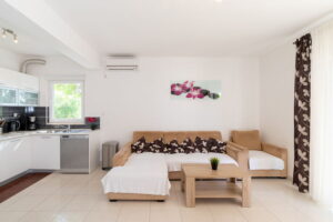 villa-lorena-livingroom-01-2022-pic-01