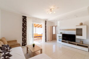 villa-lorena-livingroom-01-2022-pic-03