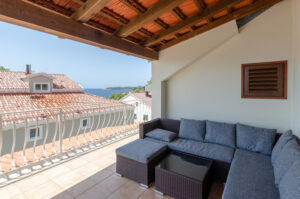 villa-lorena-terrace1-06-2021-pic-01