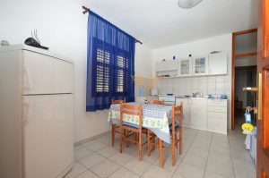 sime-apartment1-livingroom-kitchen-02