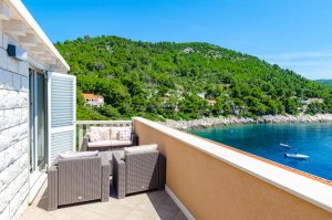 Rina-Apartman-terasa-03