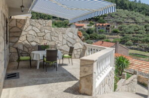 milostic-apartment1-taras-05-2022-pic-02