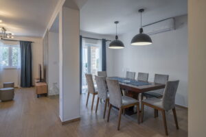 rina-apartman2-kuhinja-blagovaonica-blagovaonica-dnevni boravak-01