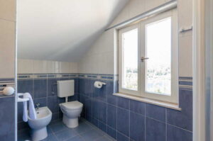 linda-apartment-blue-view-bathroom1-01