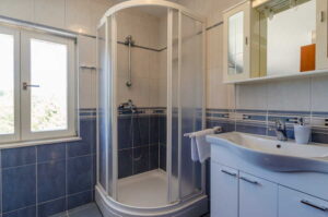 linda-apartment-blue-view-bathroom1-02