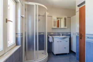 linda-apartment-blue-view-bathroom1-03