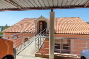 linda-apartment-blue-view-entrance-02