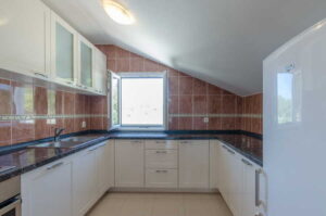 linda-apartment-blue-view-kitchen-01