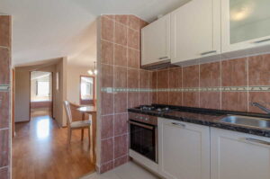 linda-apartment-blue-view-kitchen-02