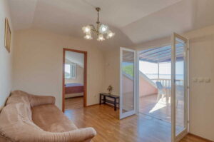 linda-apartment-blue-view-livingroom-04