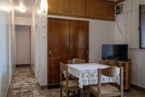 bacic-prigradica-house-for-rent-livingroom-dining-area-01
