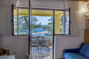 bacic-prigradica-house-for-rent-livingroom-dining-area-02