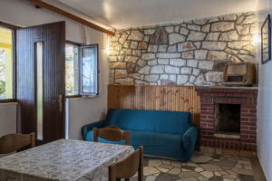 bacic-prigradica-house-for-rent-livingroom-dining-area-03