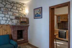 bacic-prigradica-house-for-rent-livingroom-dining-area-04