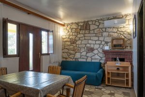 Bacic-Prigradica-Haus-zu-Miete-Wohnzimmer-Essbereich-06-2026-Bild-01
