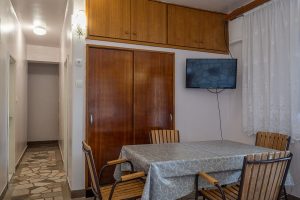 Bacic-Prigradica-Haus-zu-Miete-Wohnzimmer-Essbereich-06-2026-Bild-03
