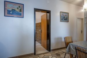 Bacic-Prigradica-Haus-zu-Miete-Wohnzimmer-Essbereich-06-2026-Bild-04