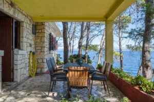 bacic-prigradica-house-for-rent-terrace-03