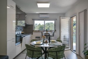 roko-apartment-livingroom-kitchen-01