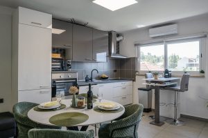 roko-apartment-livingroom-kitchen-02